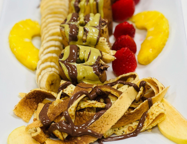 CREPES & WAFFLES